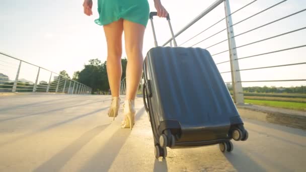 Arany naplemente ragyog a női turista útban a reptér felé. — Stock videók