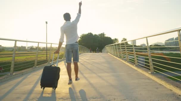 LENS FLARE: Arany esti napsugarak ragyog a turista izgatott, hogy menjen nyaralni — Stock videók