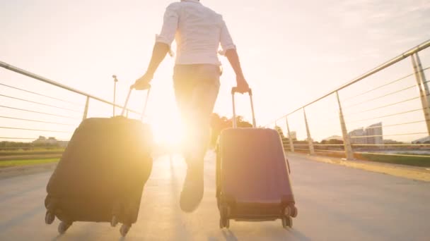 SOL FLARE: Hombre corriendo al aeropuerto deja caer una maleta mientras intenta coger el vuelo — Vídeos de Stock