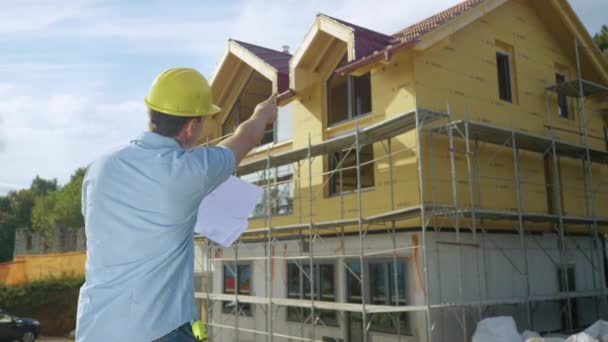 Muž dává palce nahoru dodavatelům, zatímco mluví přes vysílačku. — Stock video