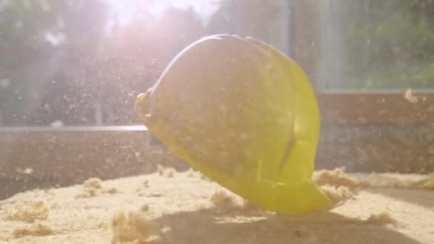 STÄNGA UPP: Ljusa solstrålar lysa på gul hatt kraschar på polyuretanskum — Stockvideo