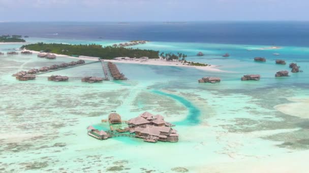 AERIAL: Wooden oceanfront cottages are left empty after hotel went bankrupt. — Stock Video