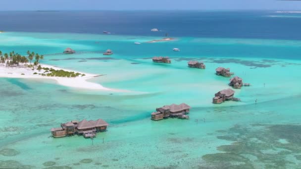 DRONE: Voando perto de uma bela ilha tropical e bungalows de luxo nas proximidades. — Vídeo de Stock