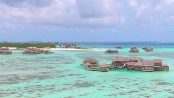 DRONE Gyönyörű kilátás egy luxus nyaralóhely elhagyott után csődbe ment. — Stock videók