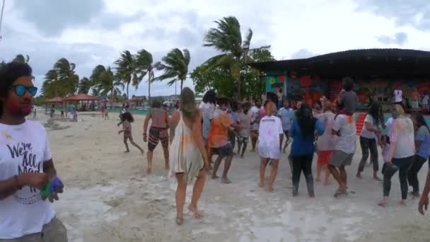 CHIUSURA: Turisti e locali danzano sotto la pioggia durante il festival indù dei colori — Video Stock