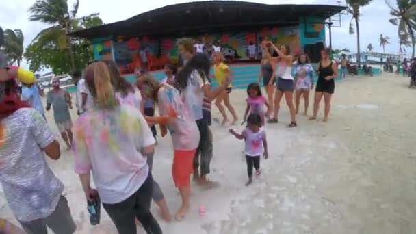 CLOSE UP: Vreugdevolle inwoners van de Malediven en reizigers vieren Holi festival — Stockvideo