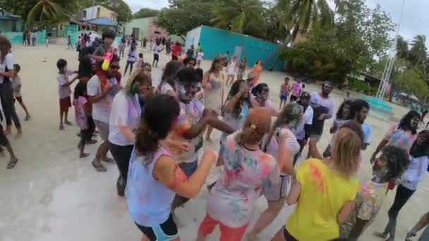 SELFIE: Allegro turista maschio con balli di pittura facciale durante il festival dei colori — Video Stock