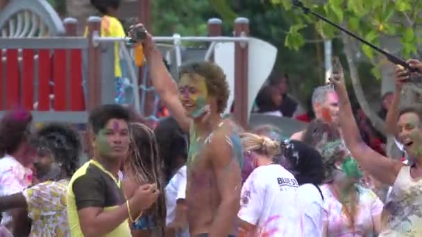 CLOSE UP: A turisták rámutatnak és belenéznek a kamerába, miközben egy fesztiválon táncolnak — Stock videók