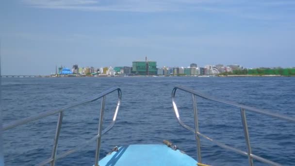閉じる:水上タクシーの前で男性の近代的な島への旅行. — ストック動画