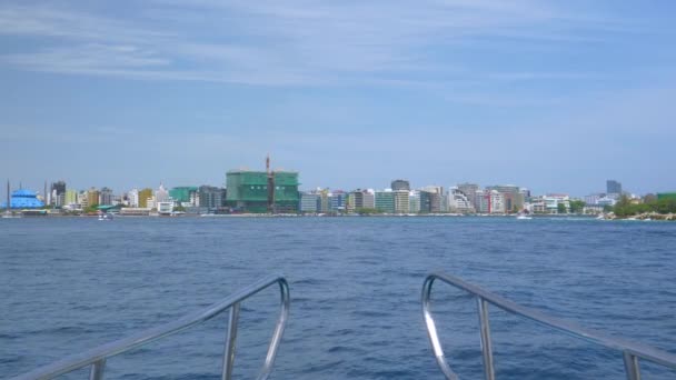 STÄNGA UPP Båt rida runt havet och mot den växande ön Male — Stockvideo