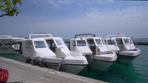 SLOW MOTION : Trois taxis nautiques vides attendent les touristes dans les quais tranquilles. — Video