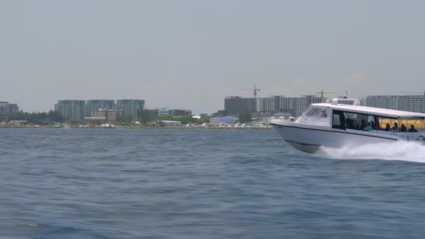 SLOW MOTION: Vattentaxi full av turister hastigheter över djupblå havet. — Stockvideo