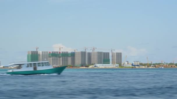 SLOW MOTION : Des gratte-ciel en construction ternissent le littoral d'une île exotique — Video