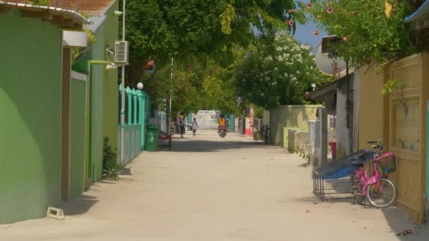 Szenischer Blick auf eine ländliche Straße auf einer abgelegenen tropischen Insel auf den Malediven. — Stockvideo