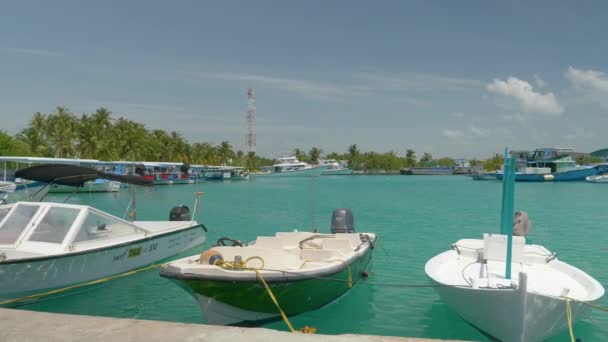 CLOSE UP: Boote der Einheimischen von Himmafushi rocken in ruhigen Gewässern der Docks. — Stockvideo