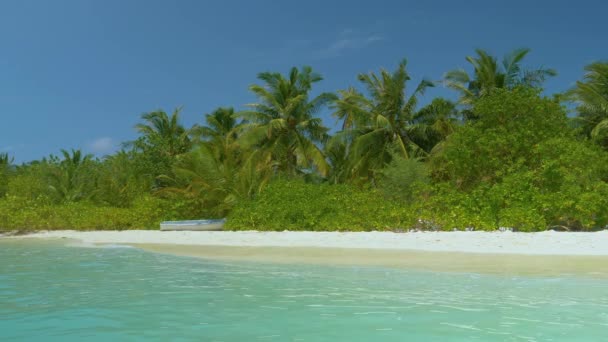 El viejo barco queda varado en la vegetación de la remota isla tropical de Maldivas . — Vídeo de stock