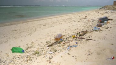Plastik atıklar Maldivler 'deki bir adanın el değmemiş kıyılarını kaplıyor..