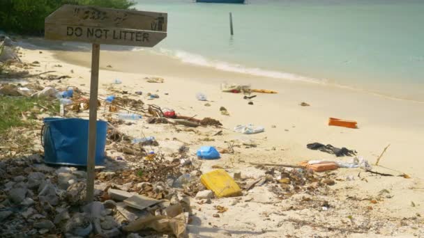 CHIUSURA: L'insegna della spazzatura si trova nel mezzo di una sporca spiaggia tropicale alle Maldive — Video Stock