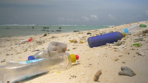 AFSLUITEN: Exotisch strand op Himmafushi verwoest door onverantwoordelijke mensen die zwermen — Stockvideo