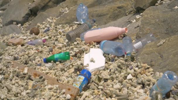 CHIUSURA: Triste veduta della spazzatura che copre una riva sabbiosa idilliaca nelle Maldive. — Video Stock