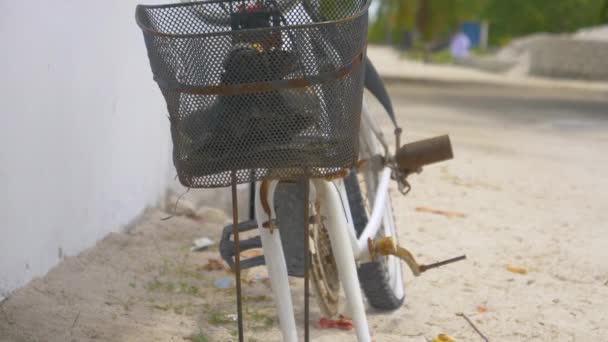 CLOSE UP: Ein herrenloses Fahrrad mit fehlendem Vorderrad rostet am Straßenrand — Stockvideo