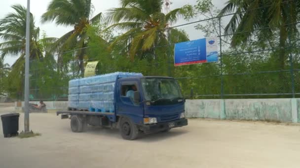 SLOW MOTION: Oude vrachtwagen levert pallets vol met gebotteld water aan de haven — Stockvideo