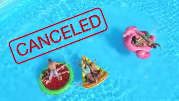 AERIAL: Grupp lekfulla unga turister njuta av en solig sommardag vid poolen. — Stockvideo