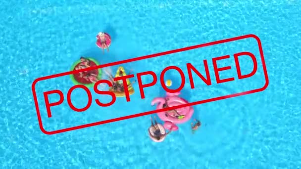 TOP DOWN: Grande segno rosso posticipato copre gruppo di turisti che festeggiano in una piscina — Video Stock