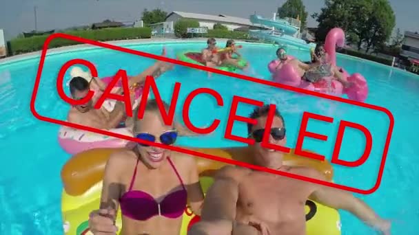 SELFIE : Panneau annulé couvre les visages souriants des touristes faisant la fête à la piscine — Video