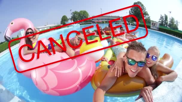 CHIUSURA: Il cartello cancellato copre i volti sorridenti dei turisti che festeggiano in piscina — Video Stock