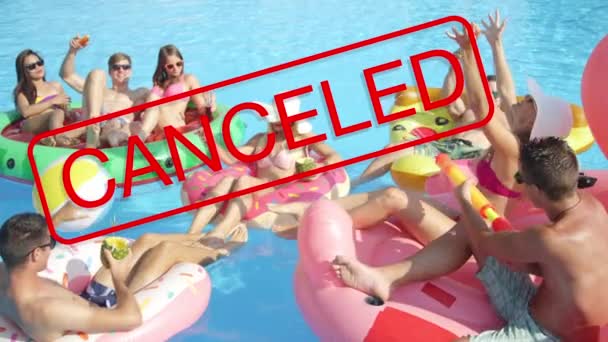 CLOSE UP: Groep toeristen die feesten in een zwembad zullen hun plannen moeten annuleren — Stockvideo