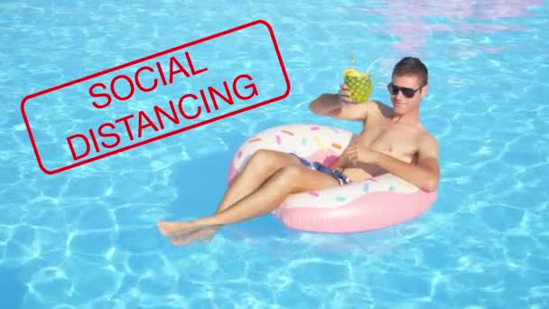 Mladý turista leží na koblihové plovárně s ananasovým nápojem — Stock video