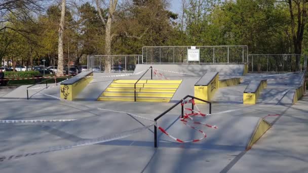 Cinta blanca de protección civil revolotea en el viento soplando sobre skatepark vacío . — Vídeos de Stock