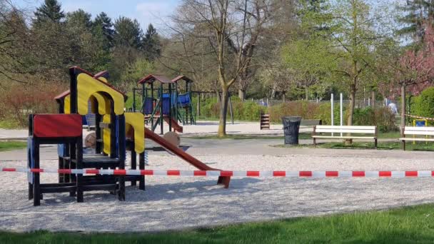 O parque infantil está fechado e isolado durante o surto de coronavírus.. — Vídeo de Stock