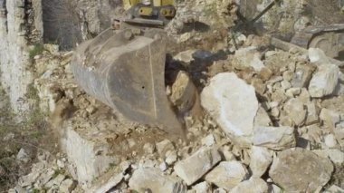 Yakın mesafeden: Büyük endüstriyel kazıcı yenileme sırasında eski bir evi yıktı