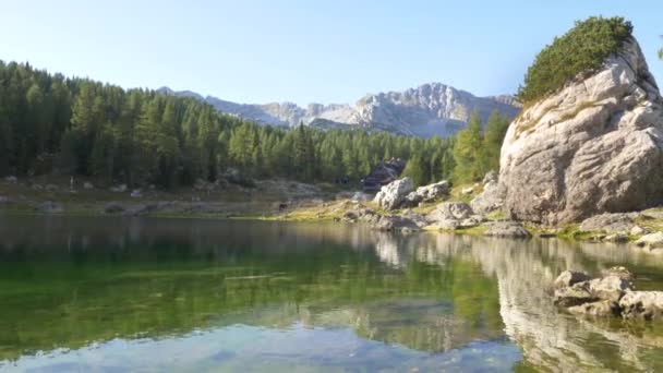 Vista deslumbrante de um lago cênico no Parque Nacional de Triglav no dia ensolarado de verão. — Vídeo de Stock