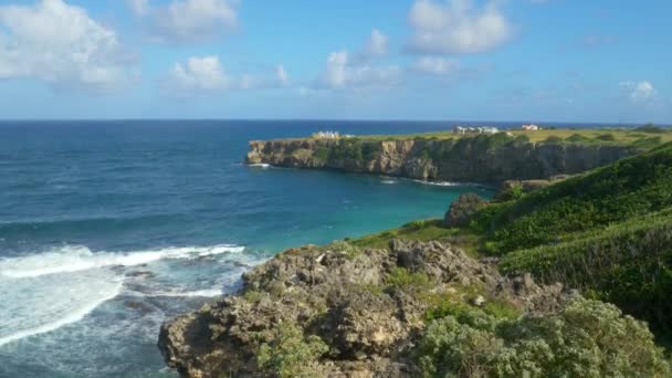 DRONE: Szcenikus kilátás magasodó sziklák partján egy sziget Karib-térségben — Stock videók