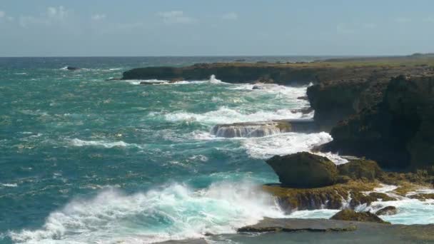 Медленное движение: суровое скалистое побережье Барбадоса наказывается большими волнами — стоковое видео