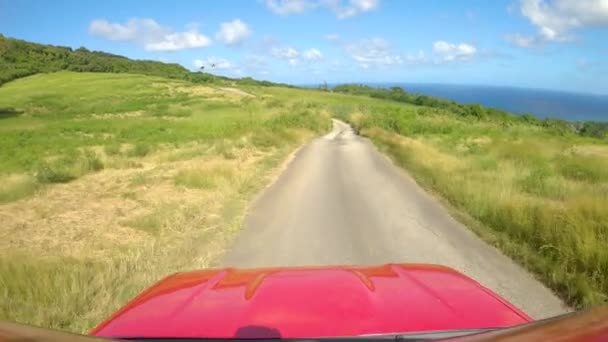 POV : Conduire le long d'une route asphaltée panoramique menant à travers une île dans les Caraïbes. — Video