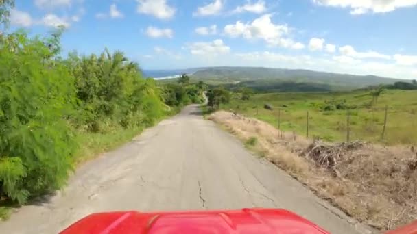 POV: Scenic SUV rit rond een ongerept paradijs eiland in het Caribisch gebied. — Stockvideo