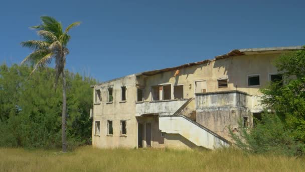 Old abandoned hotel crumbles down in the rugged tropical elements on Barbados. — Stock Video