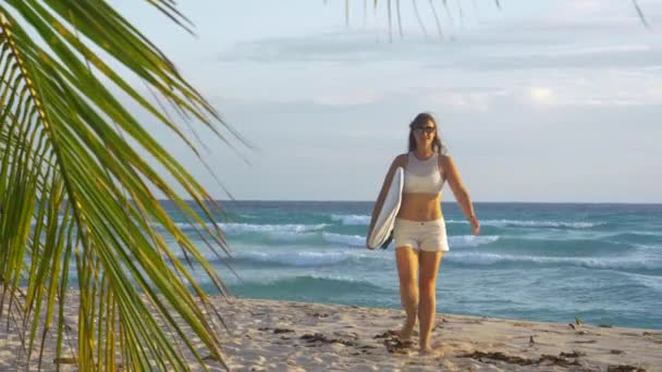 PORTRAIT: Νεαρή γυναίκα surfer σε ενεργό καλοκαιρινές διακοπές περπατά μακριά από τον ωκεανό. — Αρχείο Βίντεο