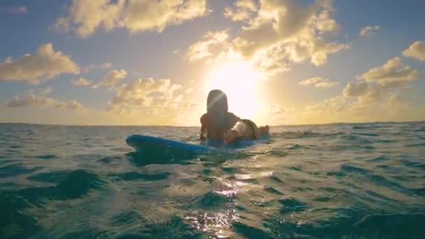 FECHAR UP: Mulher desportiva em pás de férias ativas para o mar aberto para surfar — Vídeo de Stock