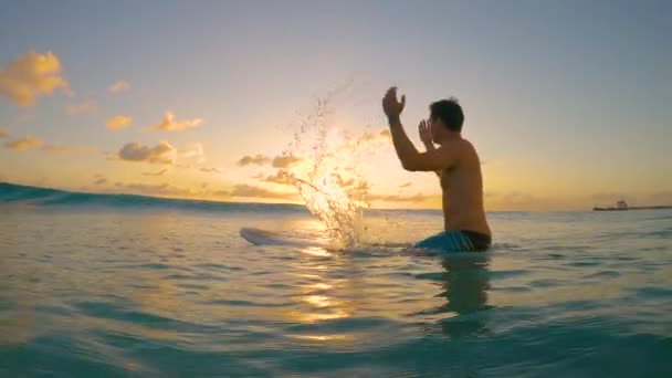 CLOSE UP: Молодий чоловічий серфер дратується після відсутності шансу спіймати хвилю . — стокове відео