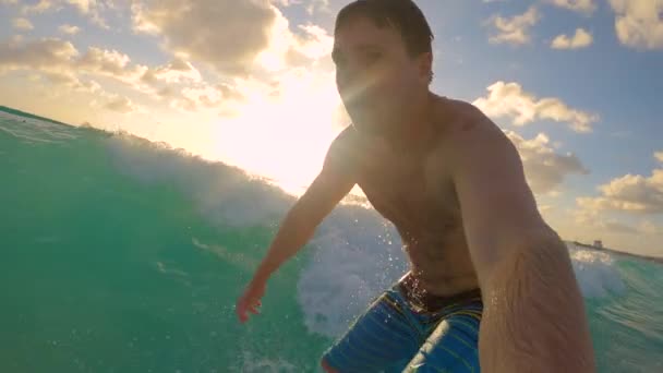 Grappige opname van een mannelijke toerist die leert surfen terwijl hij tegen de oceaan botst.. — Stockvideo