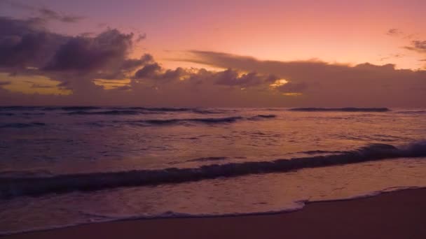 MOTION SLOW : La houle provenant de la haute mer s'approche d'une île paradisiaque au coucher du soleil. — Video