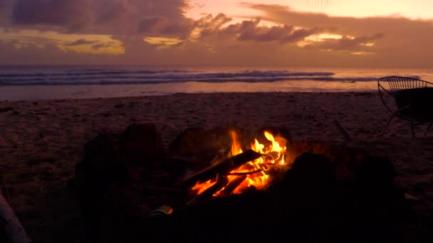 FECHAR UP: Queimaduras de fogo na costa tropical de areia branca de Barbados na noite ensolarada — Vídeo de Stock