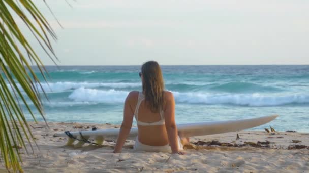 FECHAR UP: Viajante do sexo feminino goza de uma calma manhã de verão na bela praia de areia . — Vídeo de Stock