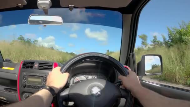 POV: Dirigindo por uma estrada suburbana cênica em Barbados ensolarados em um jipe Suzuki vermelho . — Vídeo de Stock