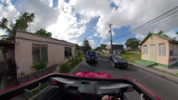 POV: Rijden in een oude rode Suzuki SUV rond de schilderachtige buitenwijken van Bridgetown. — Stockvideo